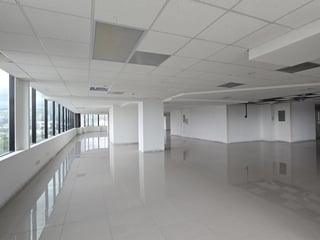 En renta oficina en la zona 14 Edificio Europlaza - 3