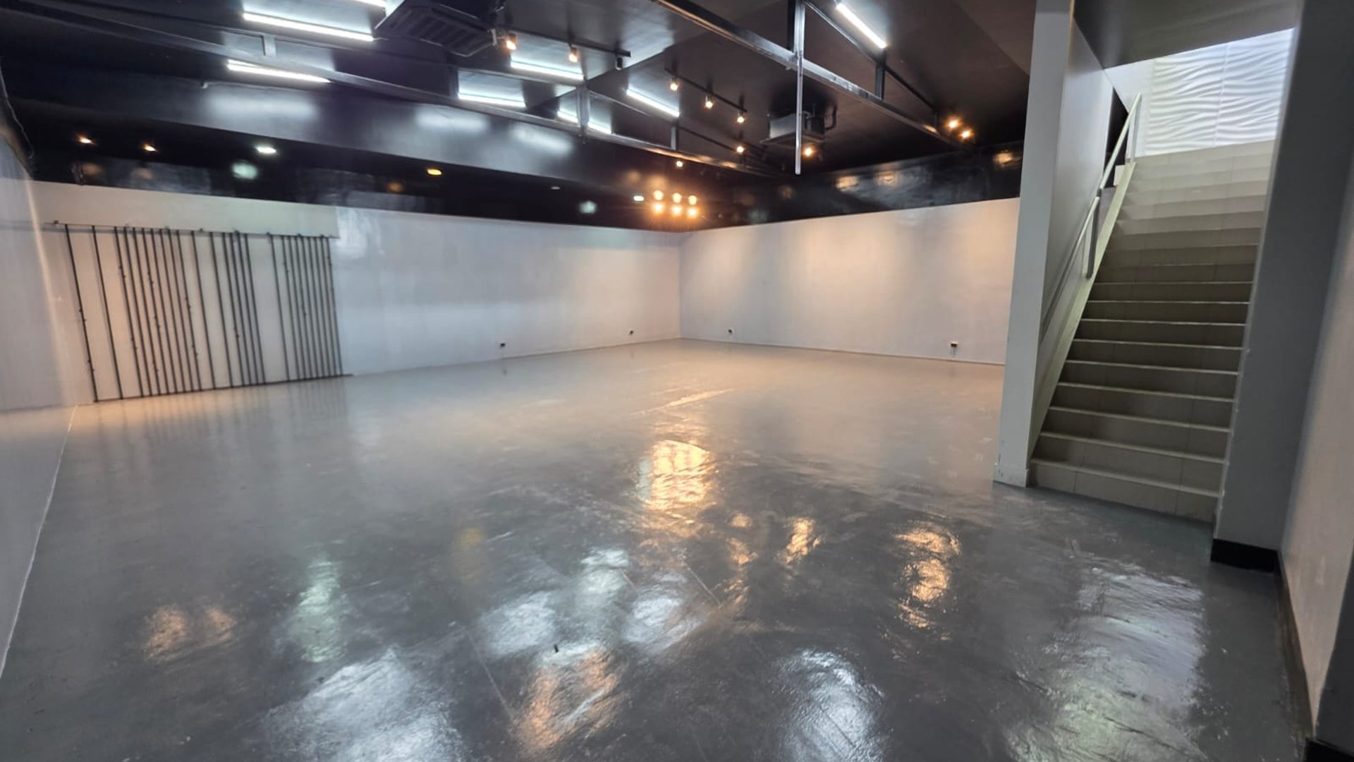 Propiedad ideal para showroom u oficinas en renta en zona 10 Ref-5748