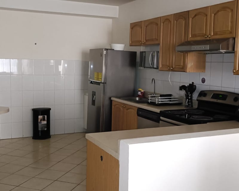 Apartamento en renta amueblado de 2 habitaciones zona 10 Ref-5394