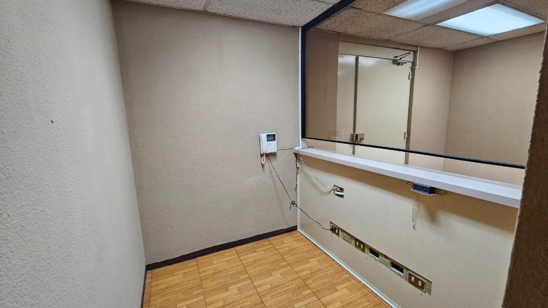 Oficina en Renta en Edificio Reforma Montufar, zona 10 - Miniatura 2
