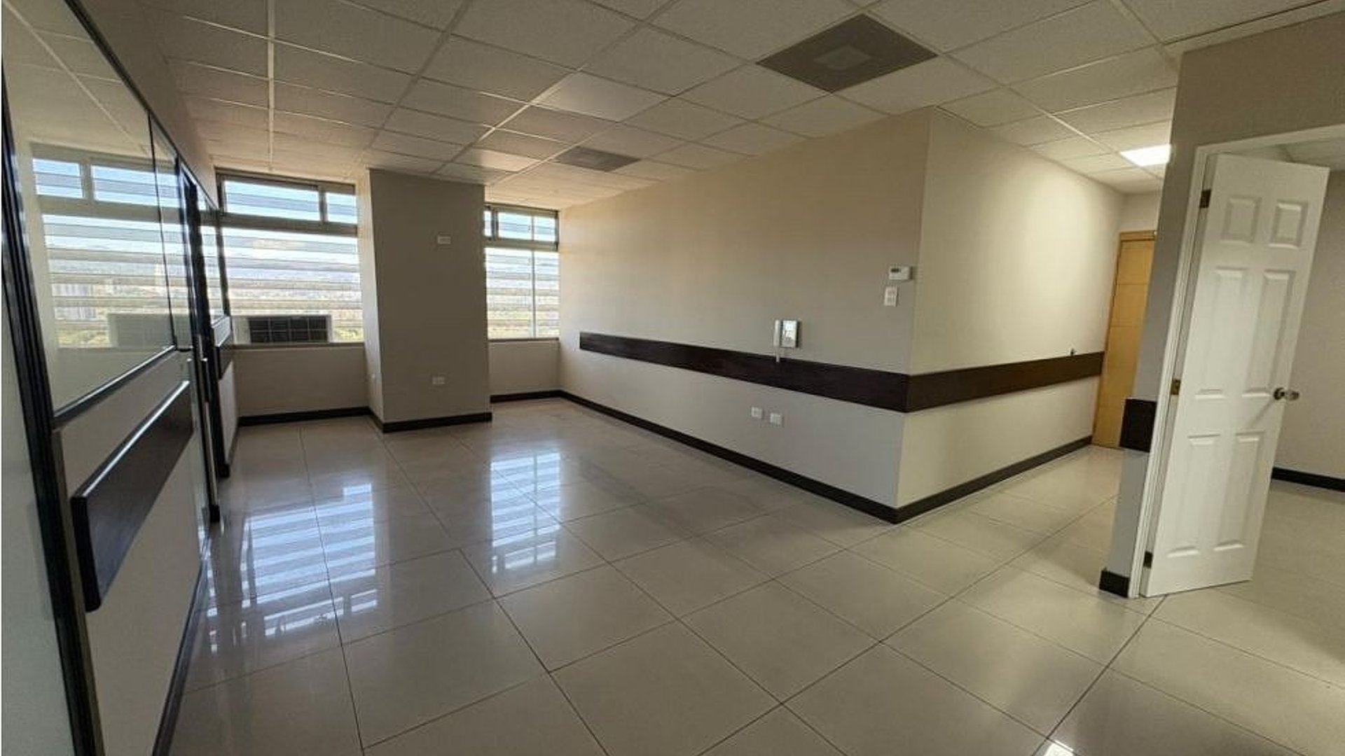 Oficina en Renta – Edificio Sixtino I, Zona 10