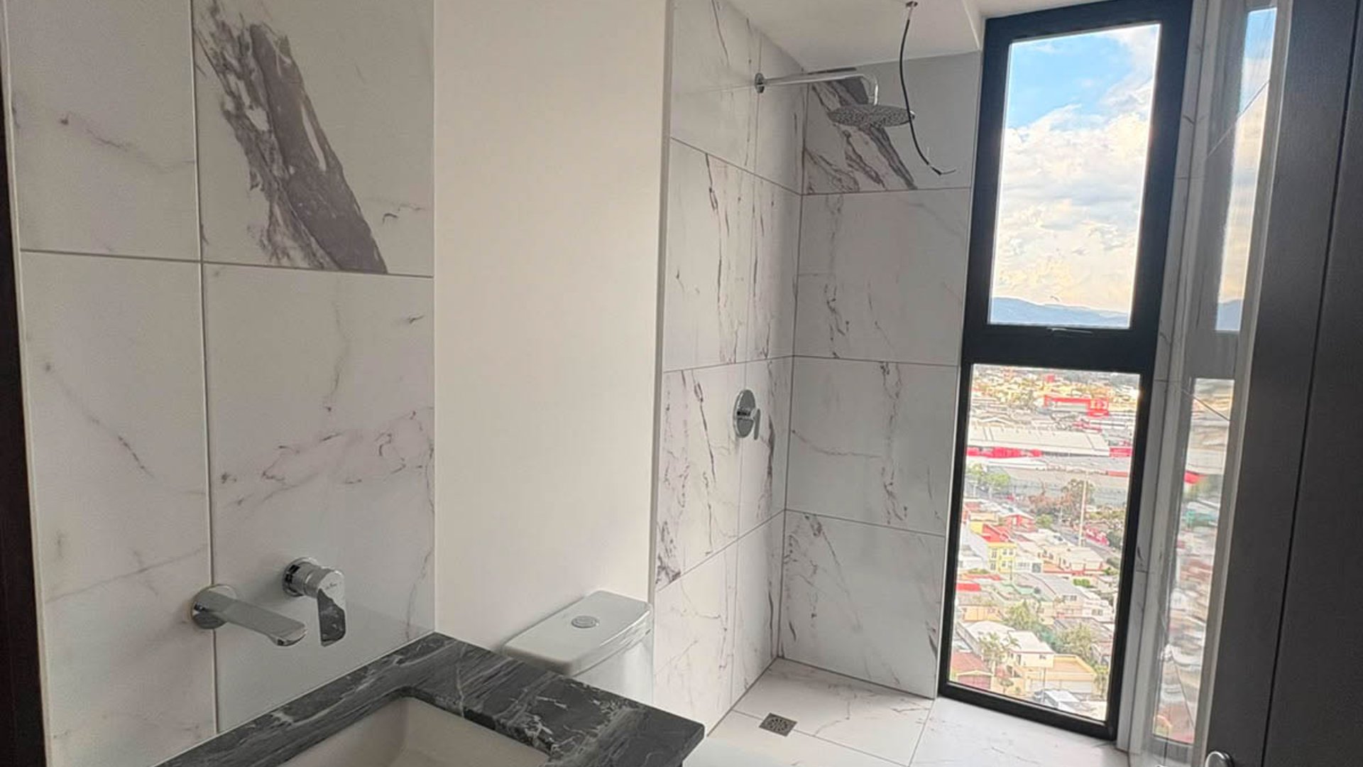 APARTAMENTO EN RENTA EN ZONA 11 MARISCAL - Miniatura 2