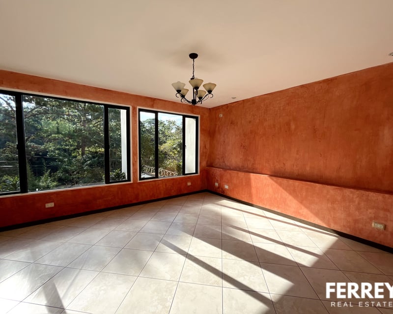 Casa grande en renta en zona 16 Kanajuyu 2