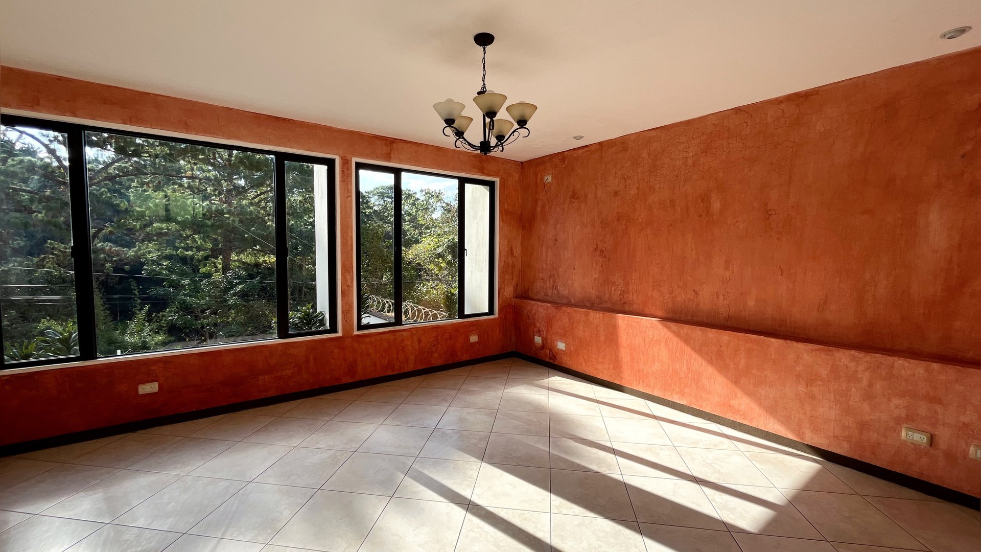 Casa grande en renta en zona 16 Kanajuyu 2