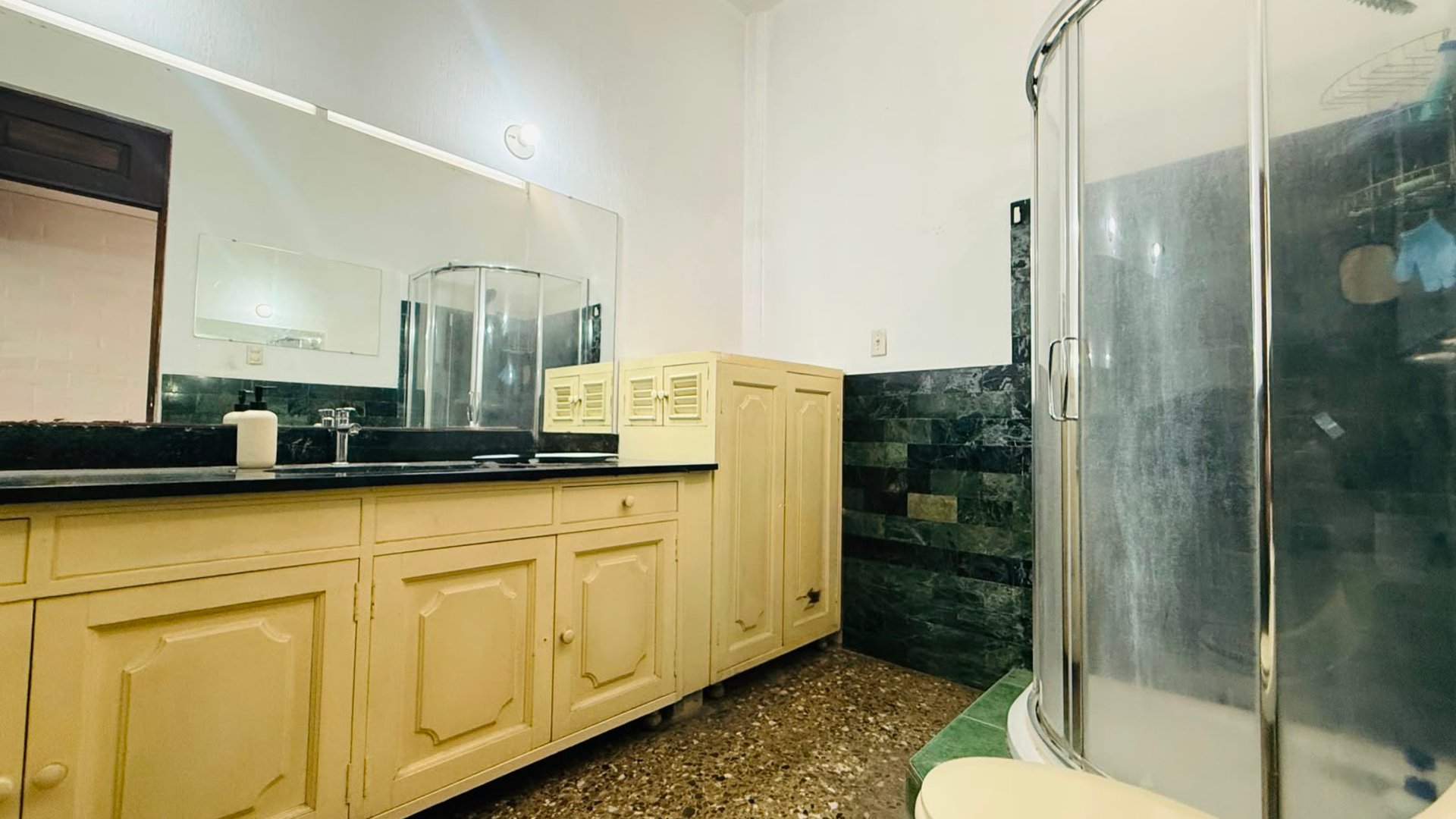 ALQUILER DE AMPLIA CASA IDEAL PARA COMERCIO U OFICINAS - ZONA 10 - Miniatura 13