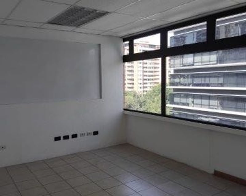 Renta amplia oficina en Edificio cerca Oakland Mall | Zona 10 (B)