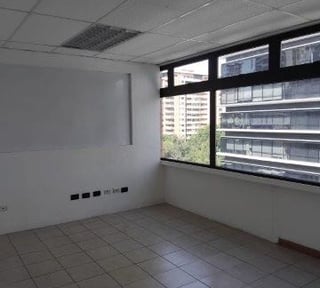 Renta amplia oficina en Edificio cerca Oakland Mall | Zona 10 (B)