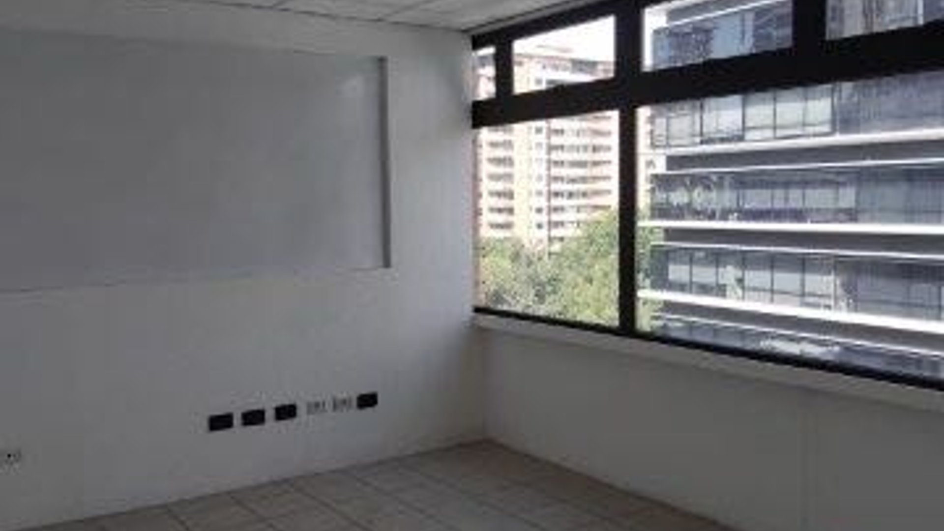 Renta amplia oficina en Edificio cerca Oakland Mall | Zona 10 (B)