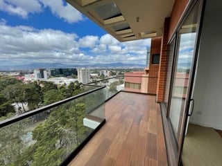 Penthouse  en Renta Zona 14 – Amplio, con Terraza y Vista Espectacular - 2