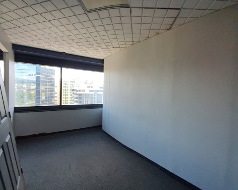 En Alquiler oficina en edificio comercial en zona 10