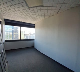 En Alquiler oficina en edificio comercial en zona 10