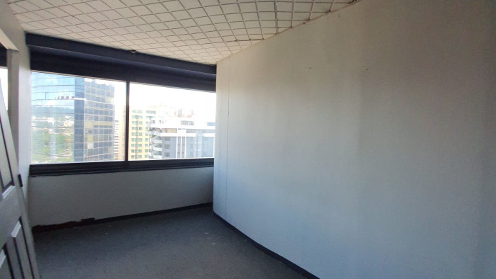 En Alquiler oficina en edificio comercial en zona 10