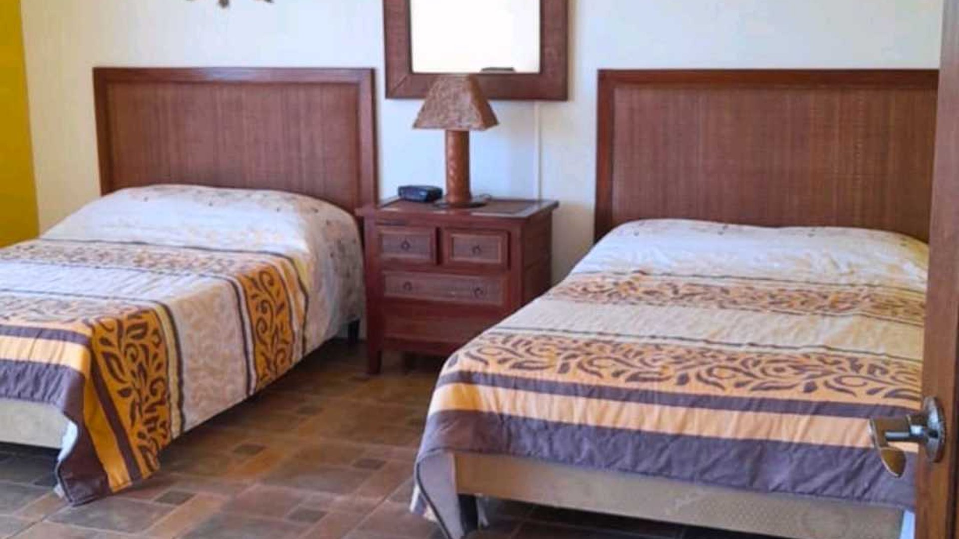 EN CONDOMINIO KM. 5 CARRETERA A MONTERRICO SE VENDE CASA - Miniatura 2
