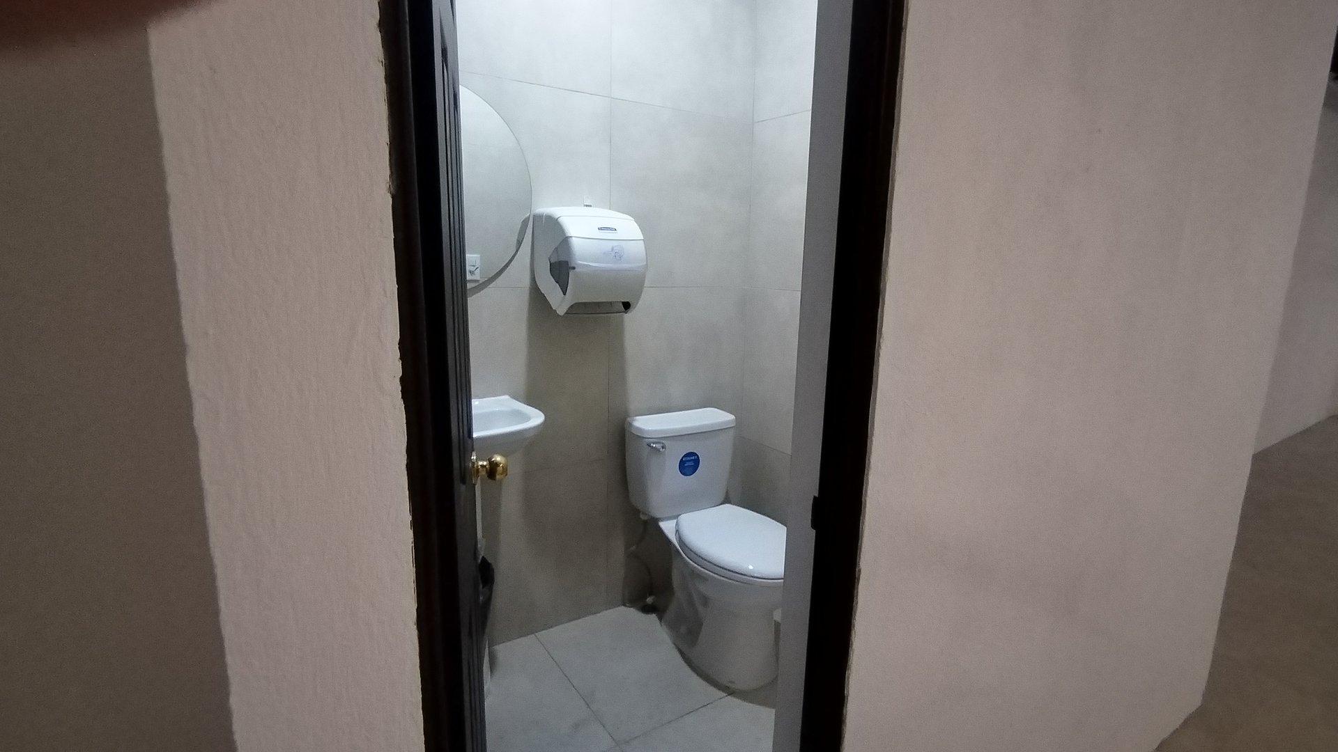 ALQUILO LOCAL COMERCIAL EN EDIFICIO GEMINIS 10 - Miniatura 2