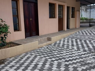 Venta de Casa en área comercial de la zona 13 Pamplona - Image 3