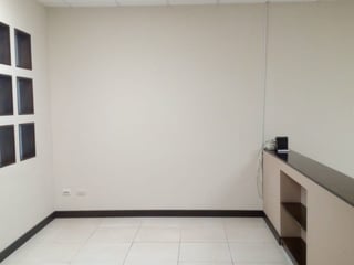 Amplia Oficina en Alquiler en Zona 10 - 5