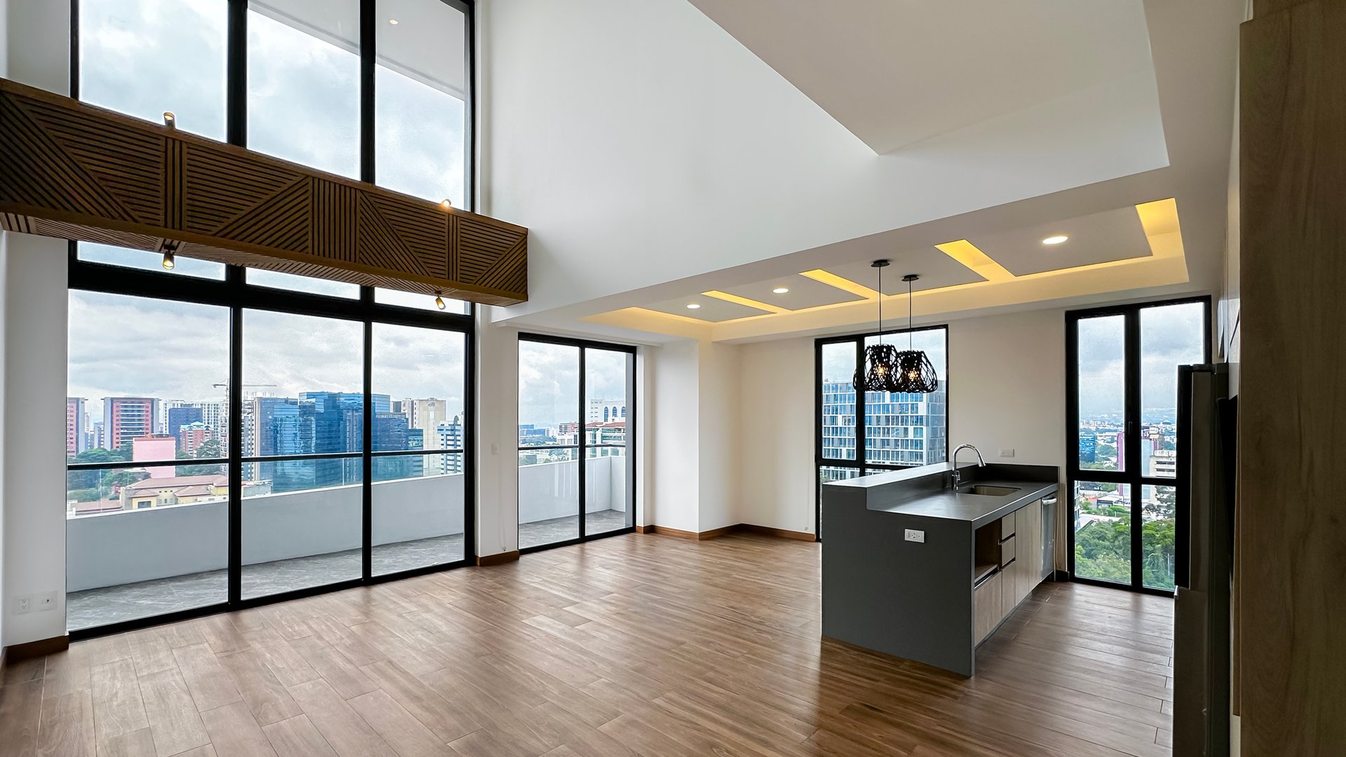 Apartamento de 2 niveles en renta, Zona 10