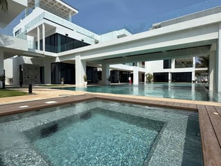 Exclusiva Mansión Frente al Mar en Venta Ideal como Residencia de Lujo u Hotel - Image 1
