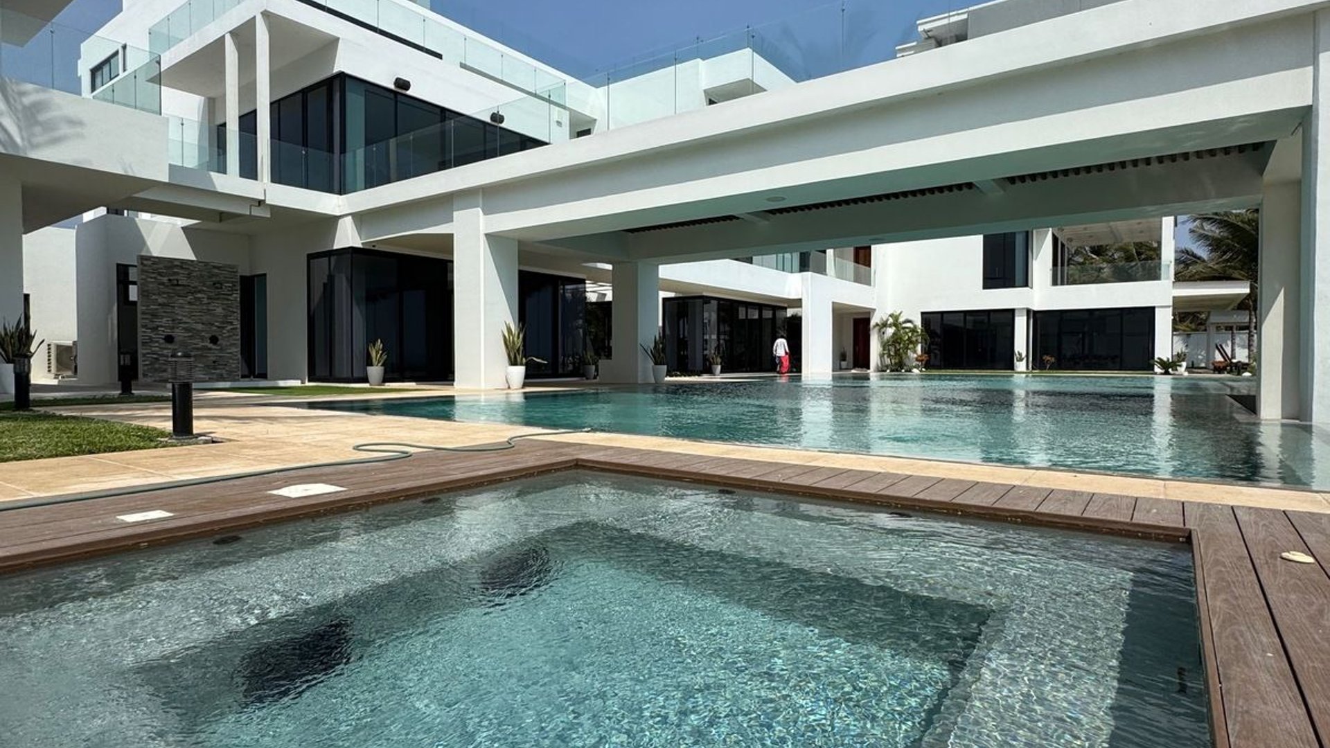 Exclusiva Mansión Frente al Mar en Venta Ideal como Residencia de Lujo u Hotel