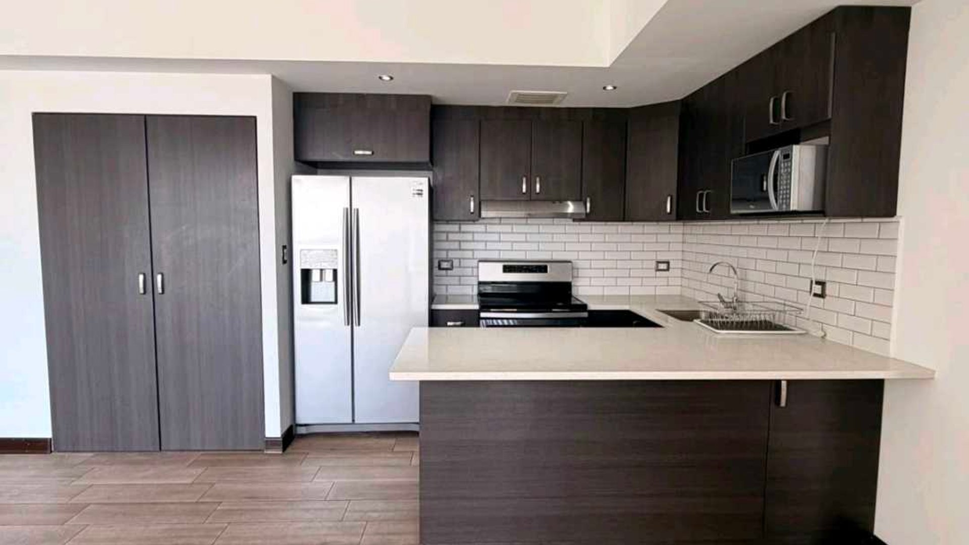 APARTAMENTO EN ALQUILER ???? Edificio Tres 15, Zona 13 - Miniatura 5
