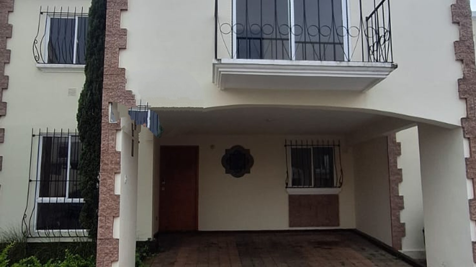 Luxurious 4 Bedroom House with Garden for Sale in Cañadas de Arrazola CAES