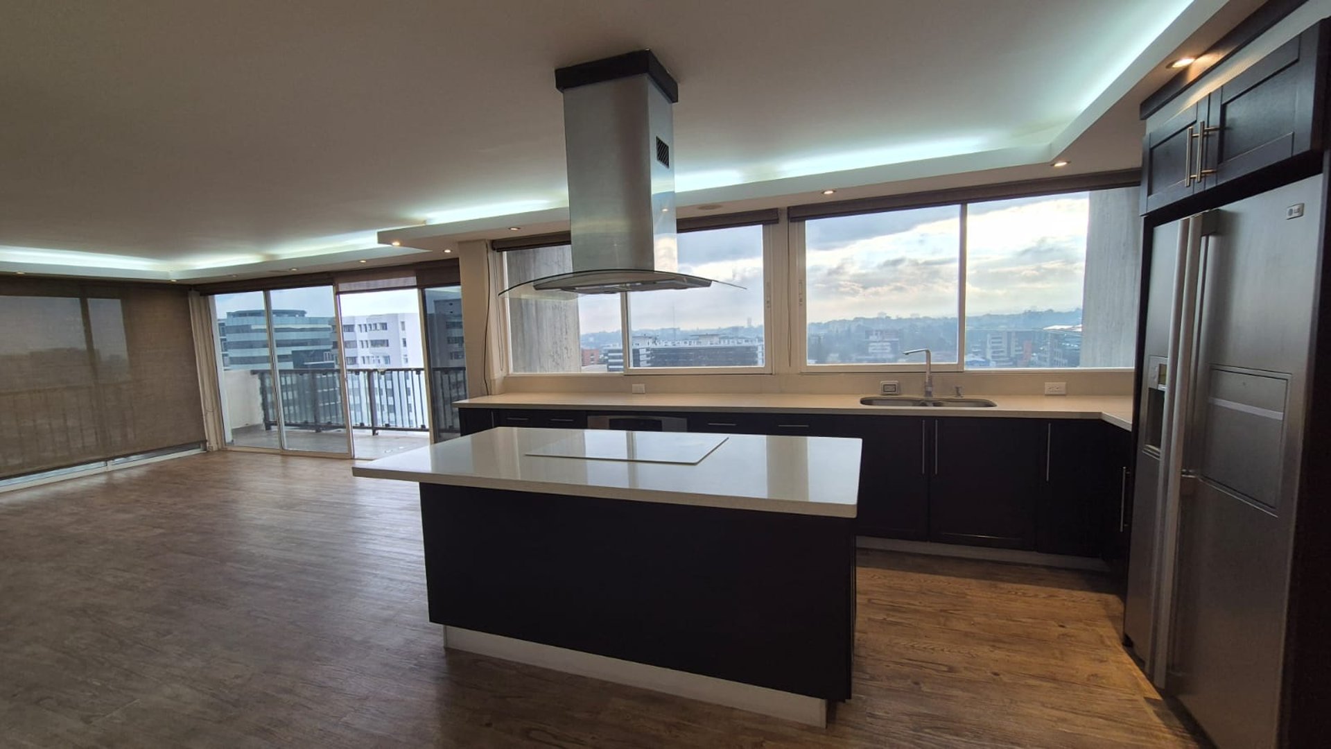 EN VENTA AMPLIO APARTAMENTO REMODELADO ZONA 10 - Miniatura 6
