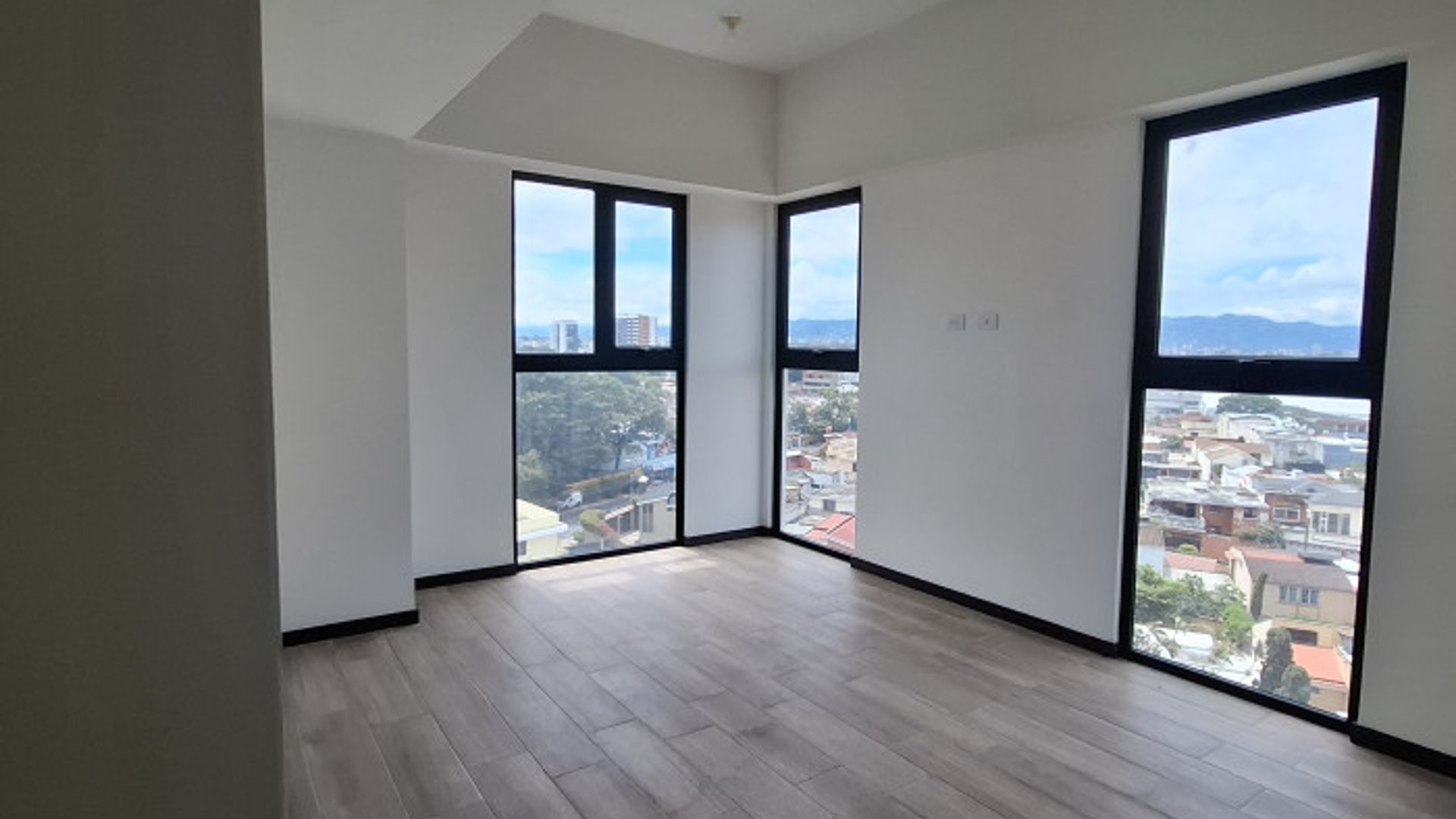 Renta de Apartamento en Altaire zona 11 Mariscal - Miniatura 9