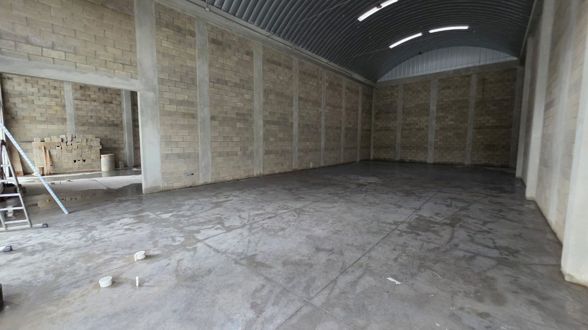 Rento bodega de 300 metros en kilometro 16.5 de CAES Ref-5243