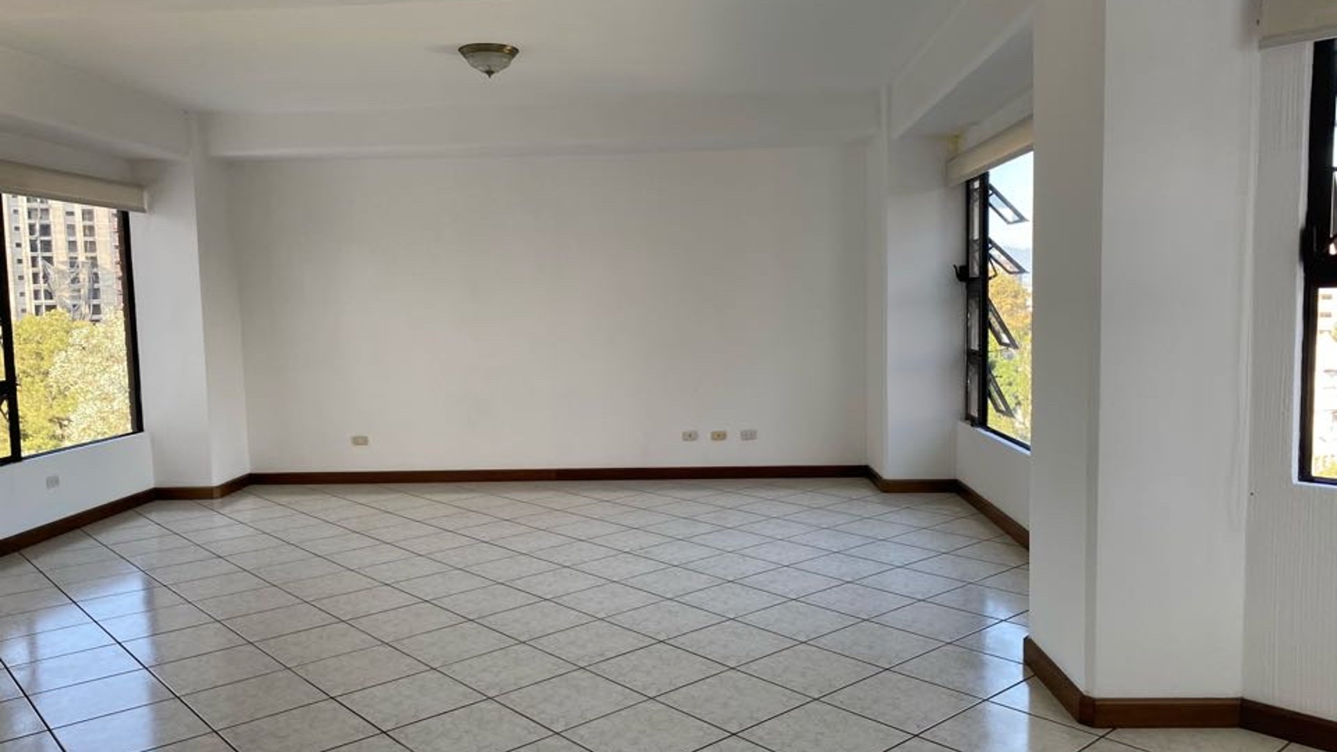 Apartamento amplio en Renta Zona 15, cerca de Metro15 - Image 1
