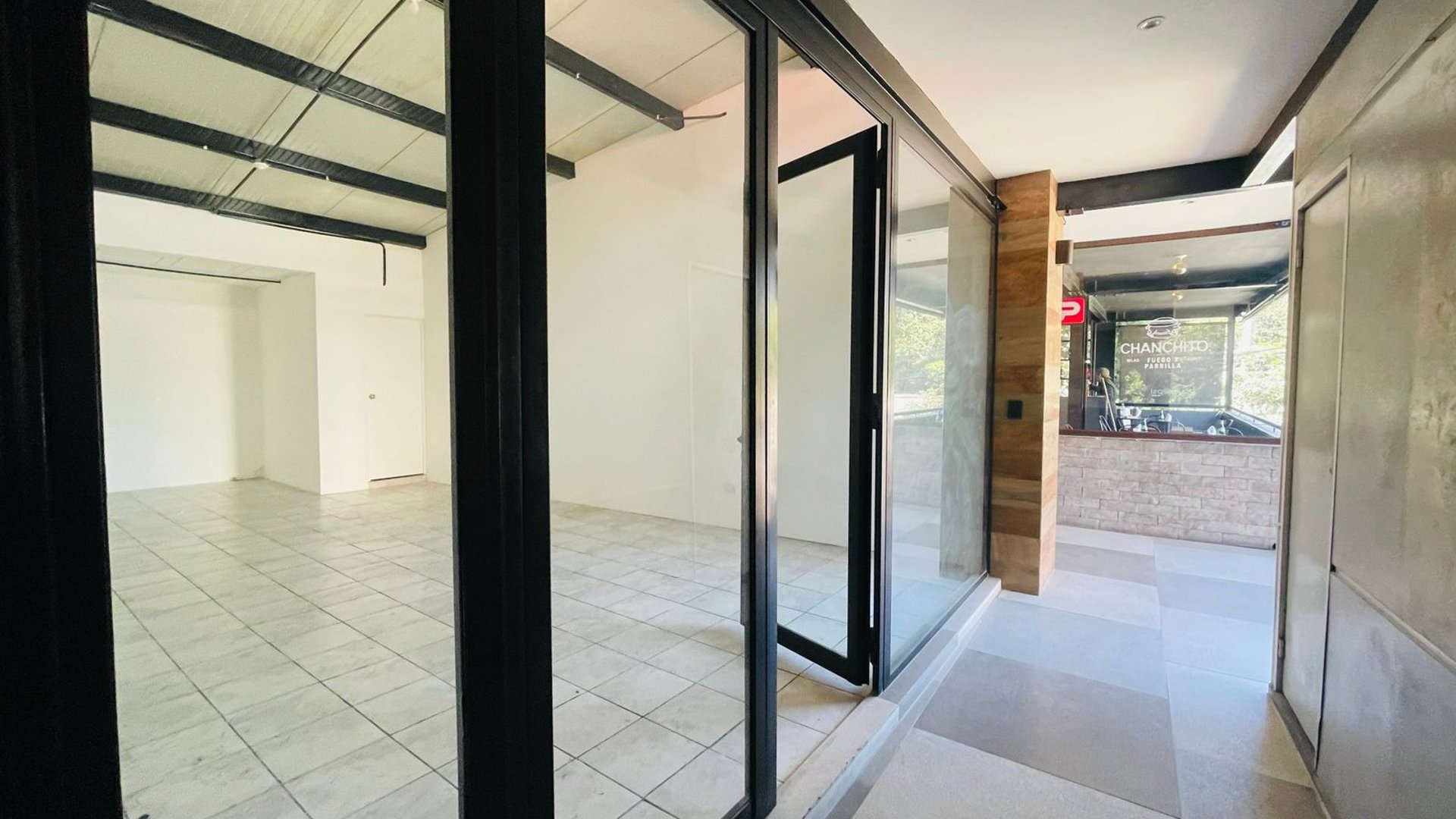 ALQUILER DE LOCAL COMERCIAL 45MT2 - CONVENIA PLAZA, ZONA 10  - Miniatura 3