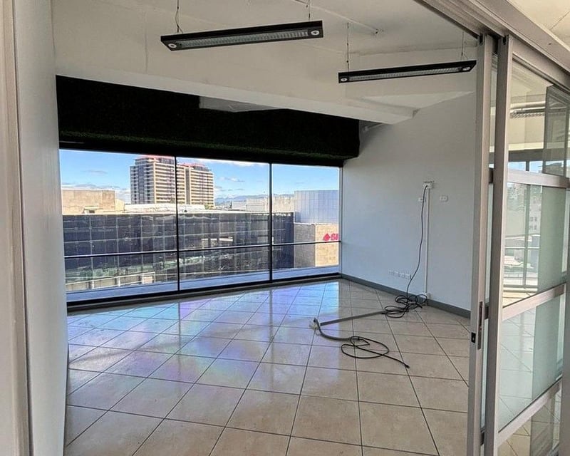 Oficina en Venta o Renta – Design Center, Zona 10