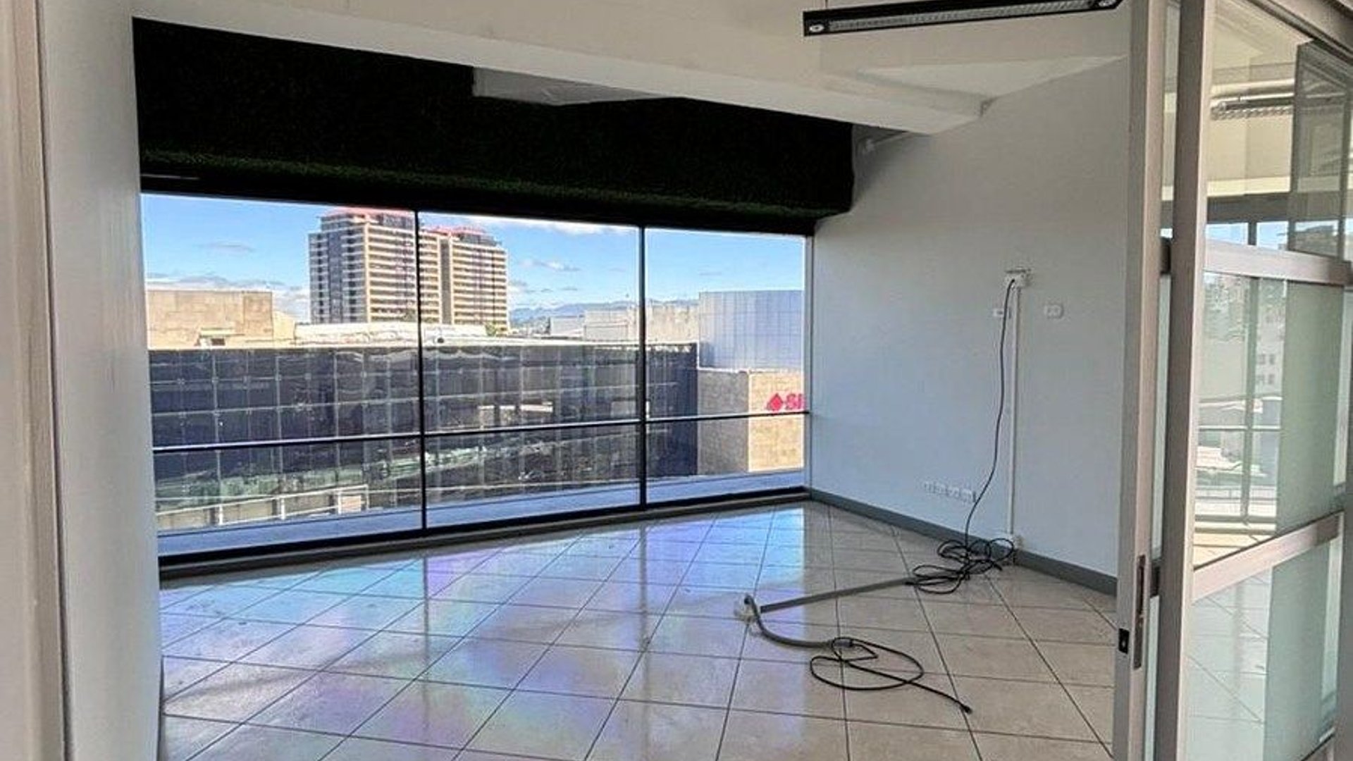Oficina en Venta o Renta – Design Center, Zona 10