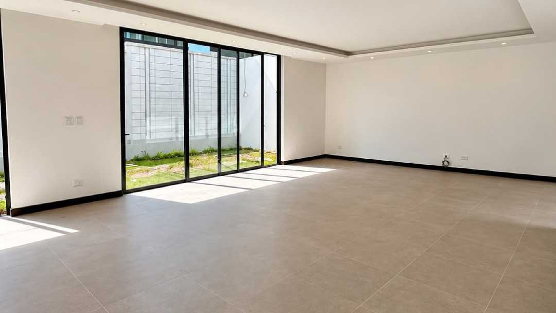 CASA EN VENTA  ???? Exclusivo Condominio Molié, Zona 10 - Miniatura 2