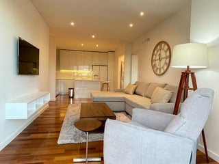 APARTAMENTO AMUEBLADO EN RENTA – EDIFICIO LUCCA | ZONA 10 - Image 3