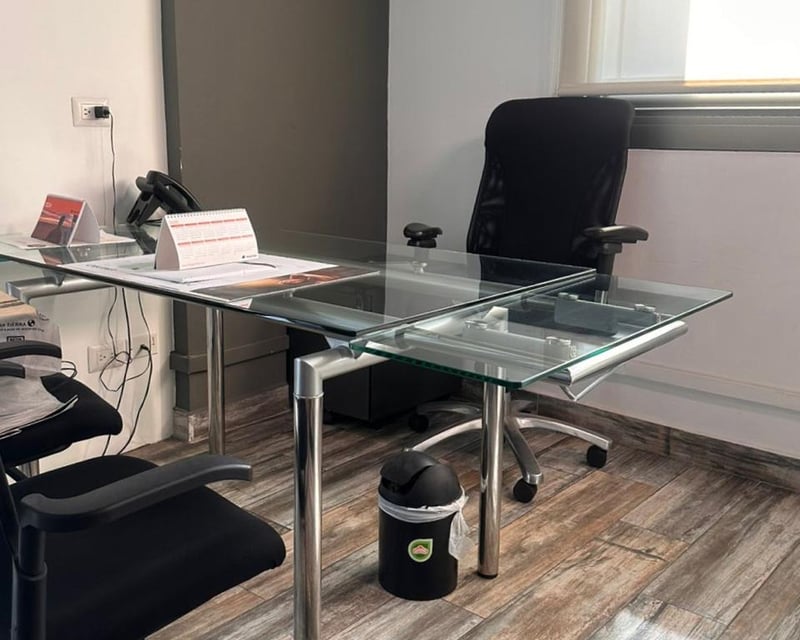 Oficina privada amueblada ideal para 1 persona en zona 10 Ref-5866