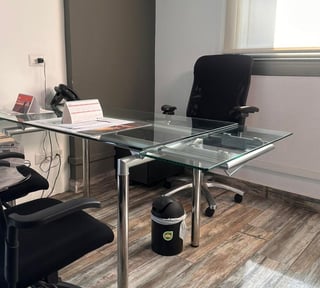 Oficina privada amueblada ideal para 1 persona en zona 10 Ref-5866