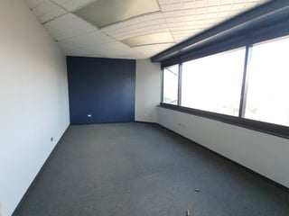 En Alquiler oficina en edificio comercial en zona 10 - 3