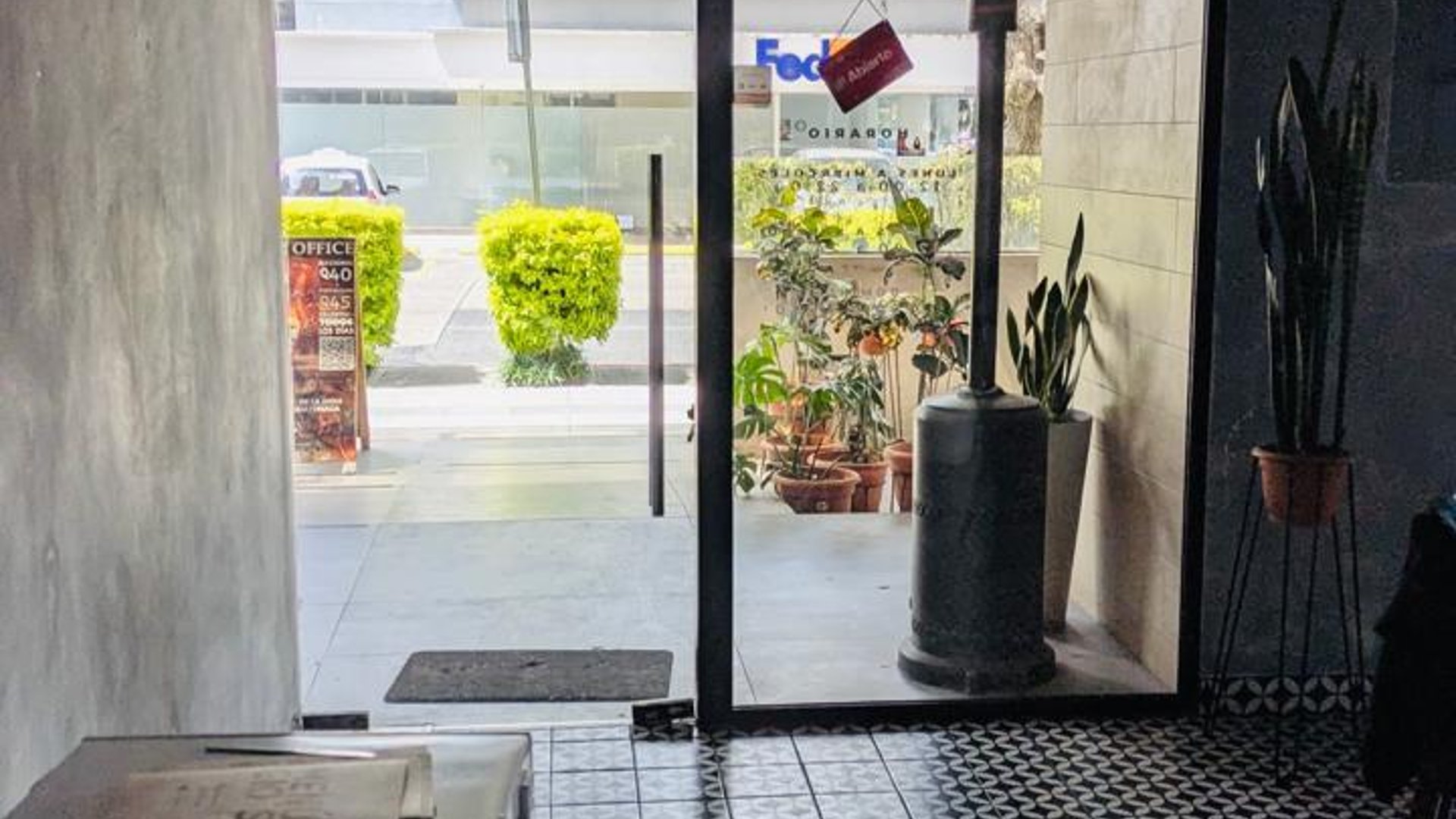 Local en Renta zona 10 - excelente ubicación - Miniatura 3