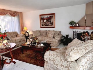 CASA EN VENTA – ÁREA RESIDENCIAL POR SAN LÁZARO | ZONA 15 - 4