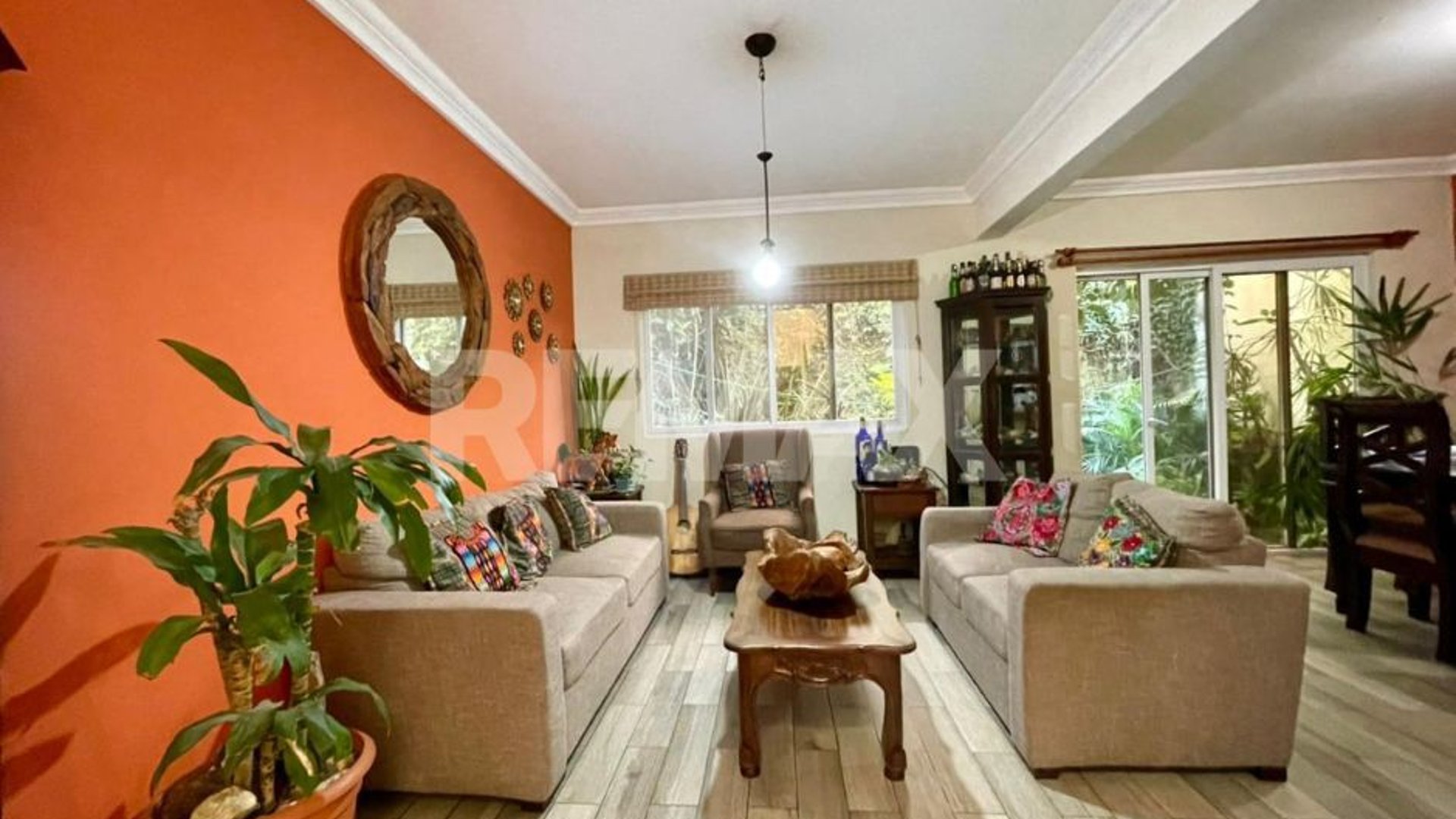 House for Sale: 3 Bedroom in San Cristóbal, Mixco
