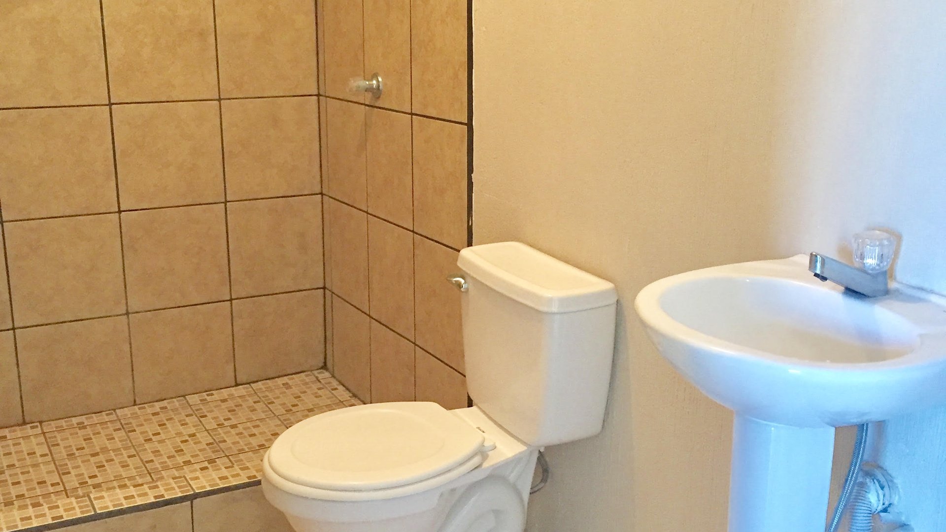 Casa Multifamiliar con 3 Rentas Independientes en zona 3 de Mixco. - Miniatura 5