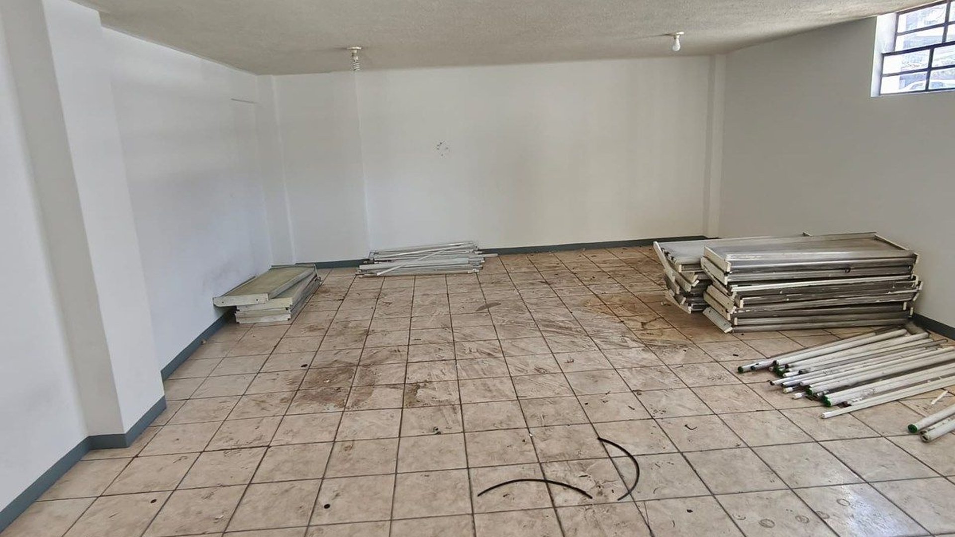Bodega en Renta - Calzada Atanasio Tzul Zona 8 - Miniatura 5