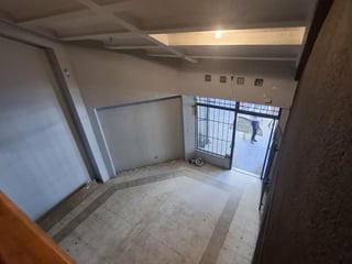 Local en Renta con 96m2 con Mezanine en Zona 10 - 4