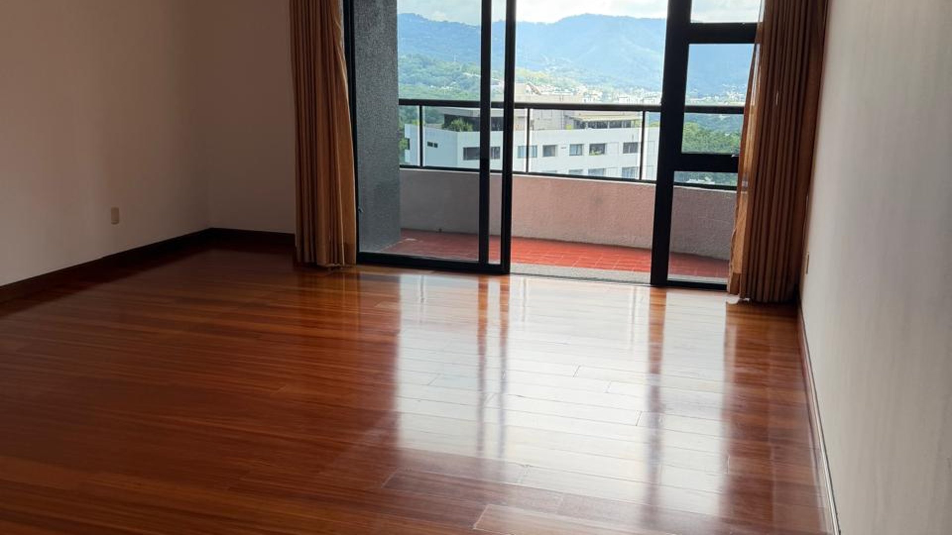Apartamento en renta zona 14 / Bellagio - Image 1