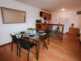 Apartamento remodelado y amueblado en renta, TorreNova zona 13 - Image 2