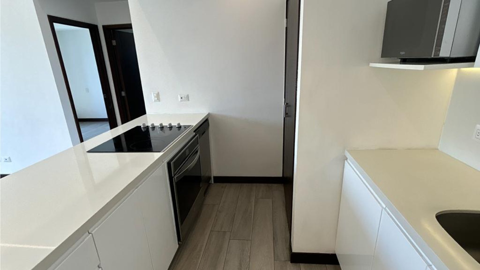 Apartamento en renta Con Linea Blanca en zona 14 - Miniatura 4