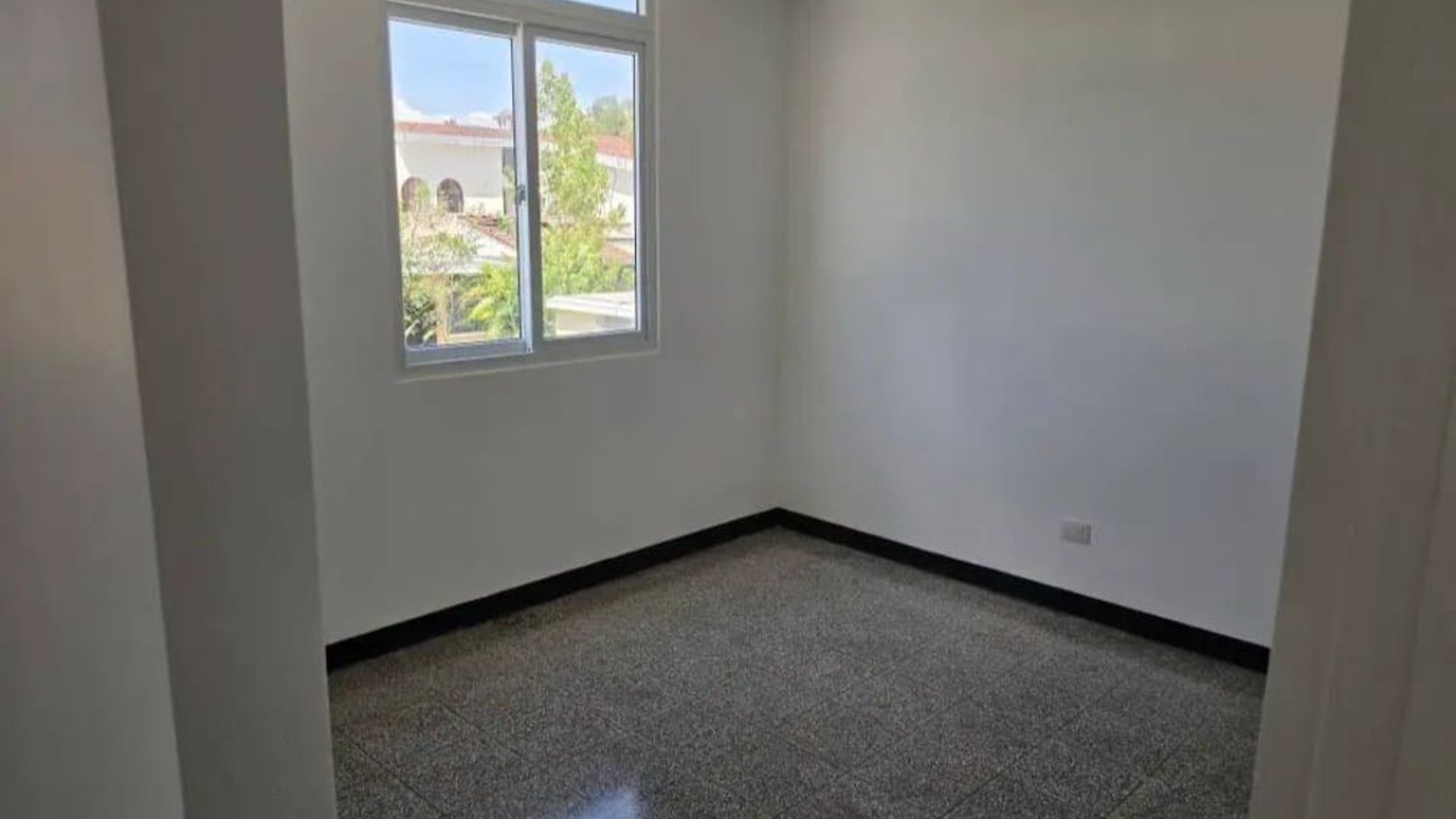 Vendo casa en Colonia Lourdes zona 16 - Miniatura 2