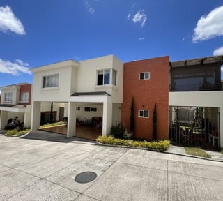 CASA EN VENTA EN RESIDENCIAL LUCES DEL ENCINAL ZONA7