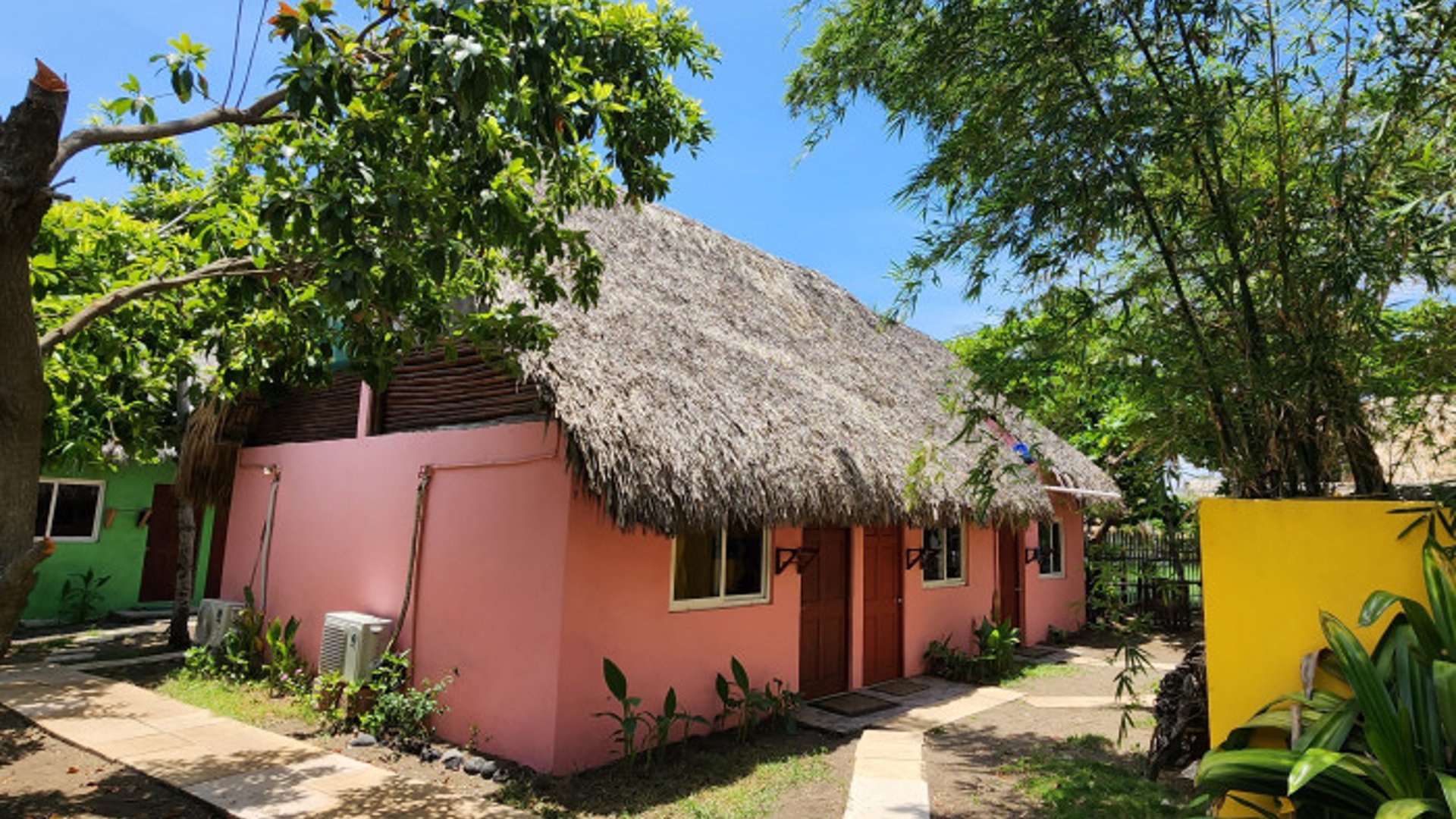 En Venta Hotel en El Paredón Sipacate - Miniatura 6