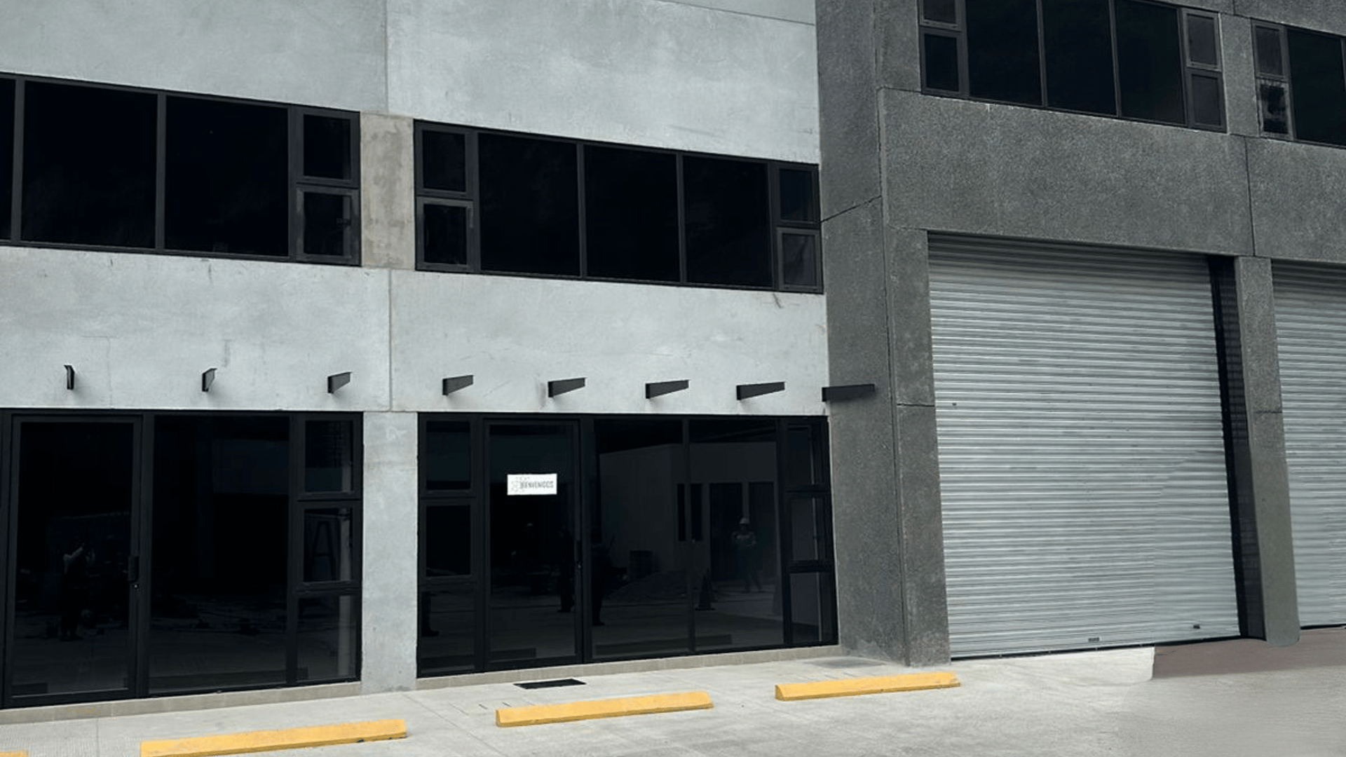 CALZADA LA PAZ / 2 Ofi-Bodegas a estrenar en Renta , zona 17